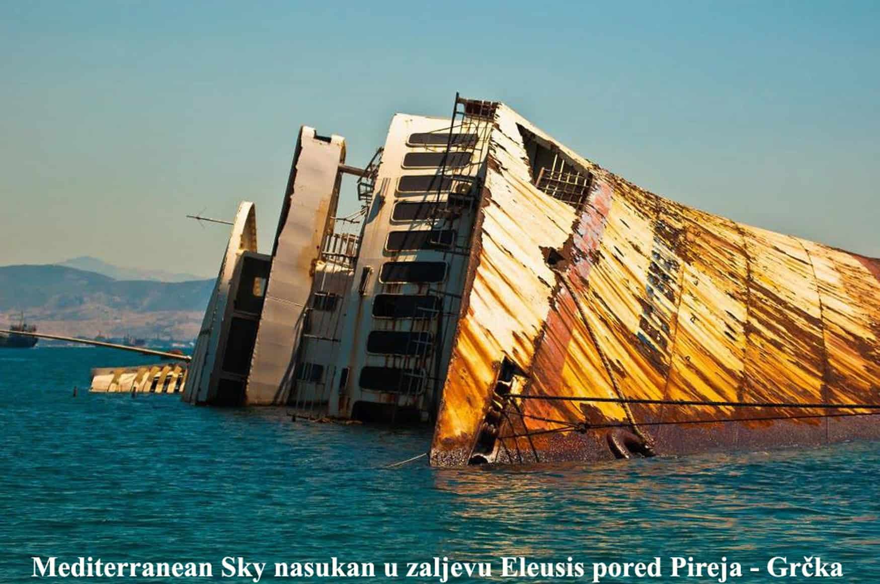 Крушение кораблей. Mediterranean Sky корабль заброшенный. Медитериан Скай. Заброшенный круизный лайнер на Соломоновых островах. Затонувшие корабли.