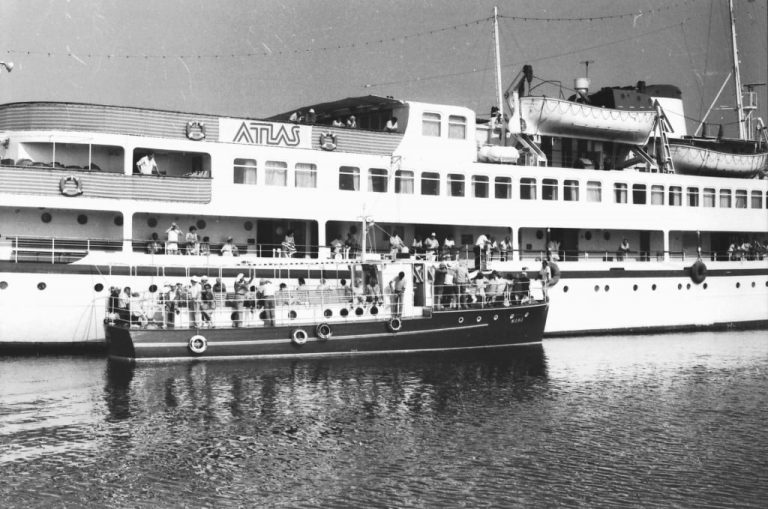 Osamdesetih godina su na Kornate dolazili prvi domaći brodovi za krstarenje:  Atlasov Ambasador je bio jedan od pionira