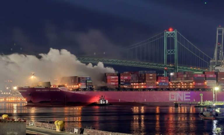 (VIDEO) Požar i eksplozija na kontejnerskom brodu u LA-u: svih 23 članova posade spašeno