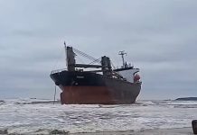 (VIDEO) Nakon napada u Crnom moru, teretni brod Razouk nasukan u oluji kod Turske