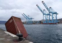 Orkanska bura napravila kaos u riječkoj luci: tri kontejnera završila u moru
