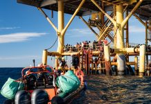 Pronašli spas na platformi: 116 migranata četiri dana čekalo pomoć na moru